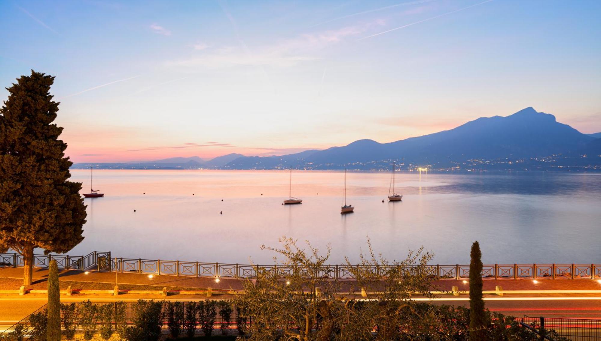 Salvatorehomes - Luxurious Dreamview Waterfront Apartment In Torri Del Benaco With Pool - Casa Azura - A 5 Star Luxury Collection At Lake Garda Exterior foto