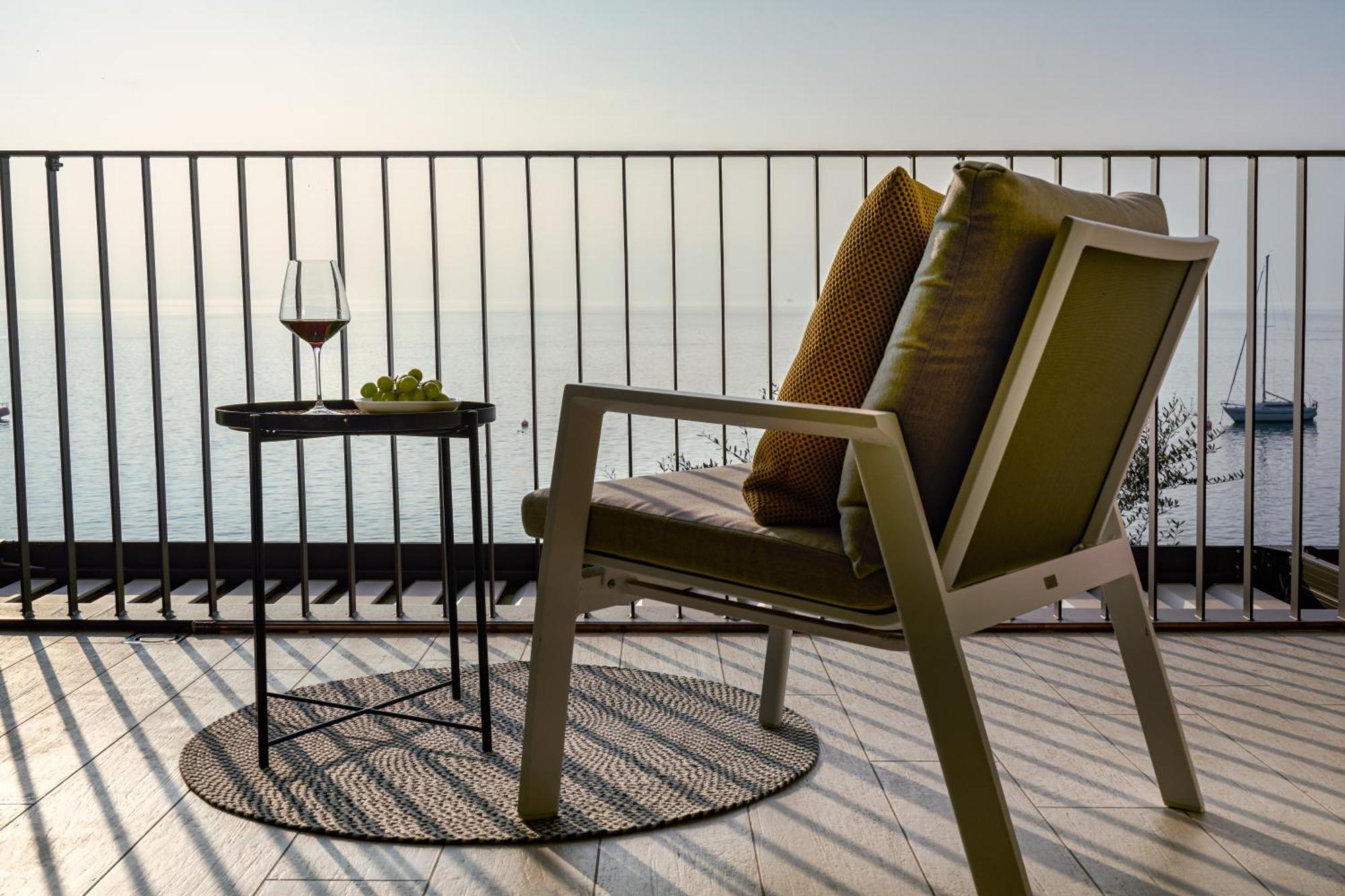 Salvatorehomes - Luxurious Dreamview Waterfront Apartment In Torri Del Benaco With Pool - Casa Azura - A 5 Star Luxury Collection At Lake Garda Exterior foto